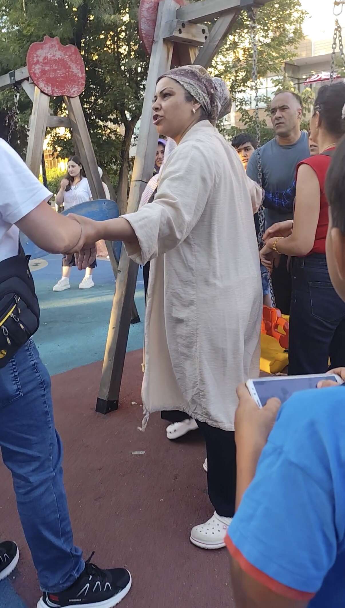 Çocuğa tokat iddiası ortalığı karıştırdı! Parkta tekme ve yumruklar konuştu 2